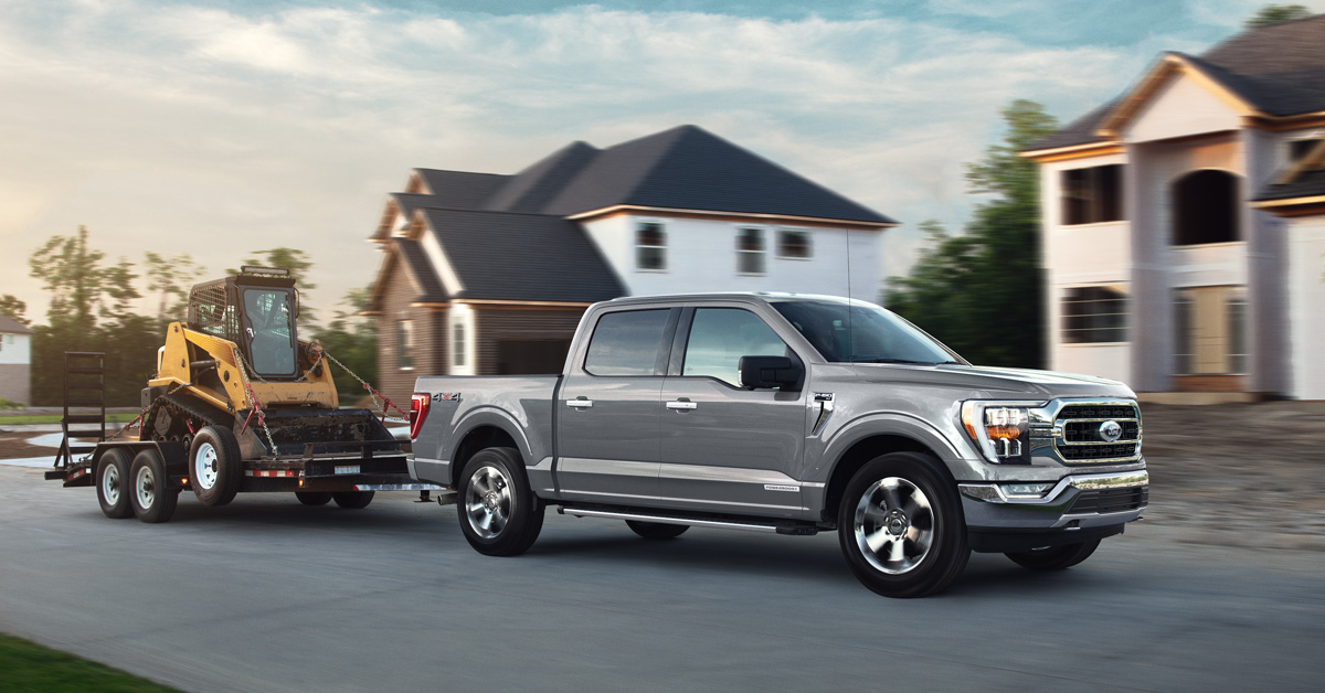 Ford Raptor zieht Landschaftsmaschine hinter sich