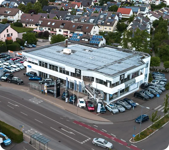 Das Autohaus aus der Vogelperspektive fotografiert