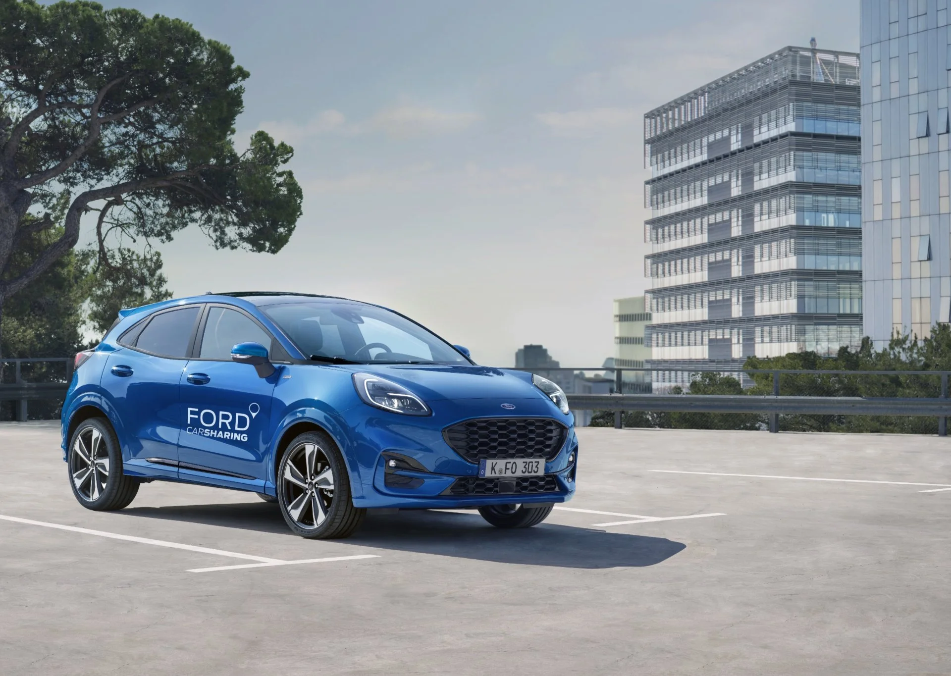 Ein blaues Ford Auto mit Ford-Carsharing Schriftzug