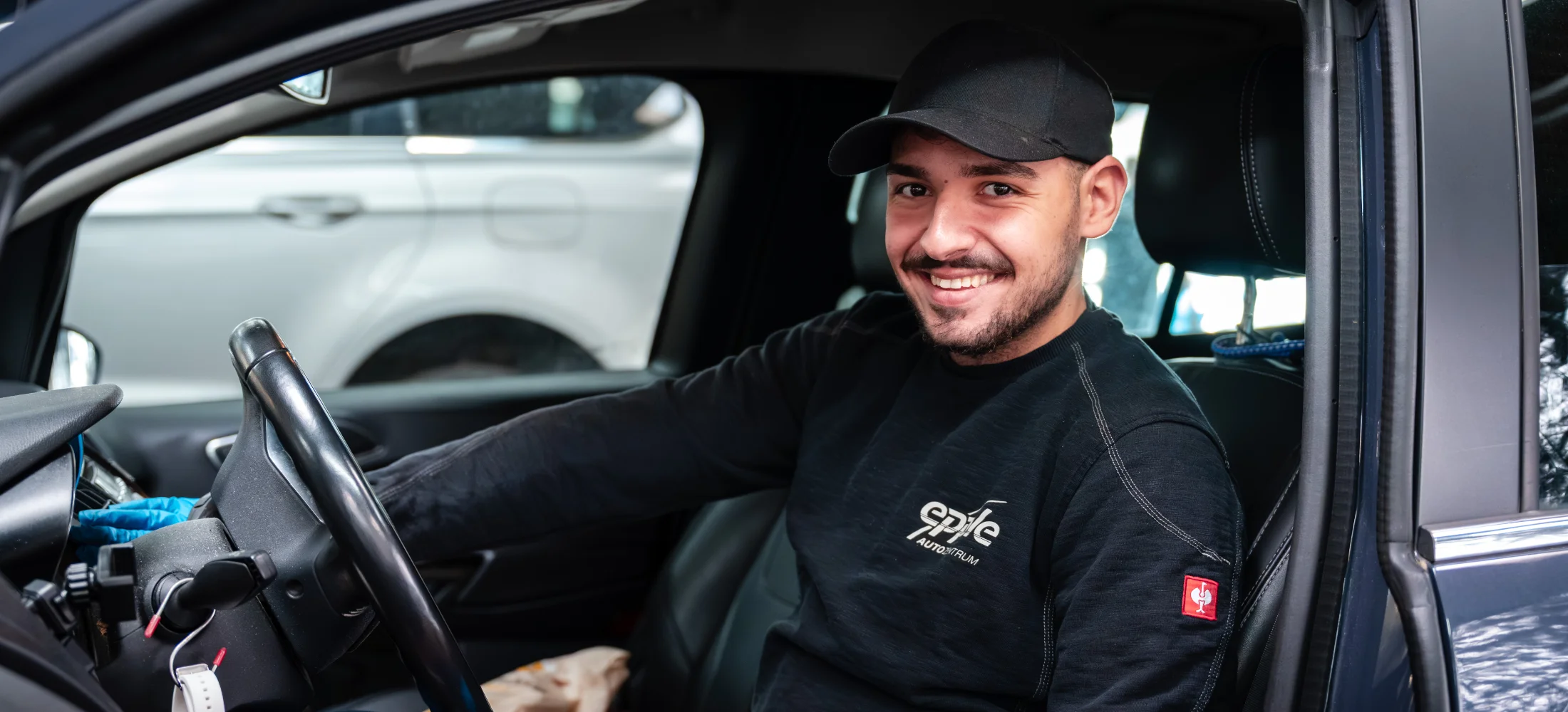 Eine Person, die bei Epple arbeitet, sitzt im Auto