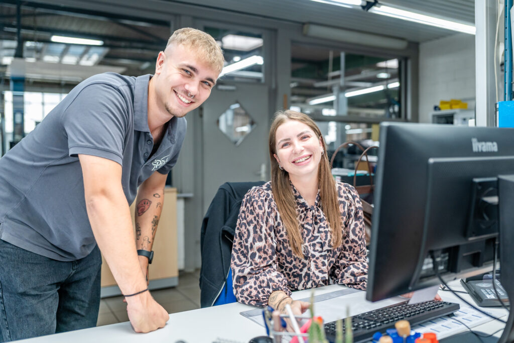 2 Personen im Büro des Autohauses