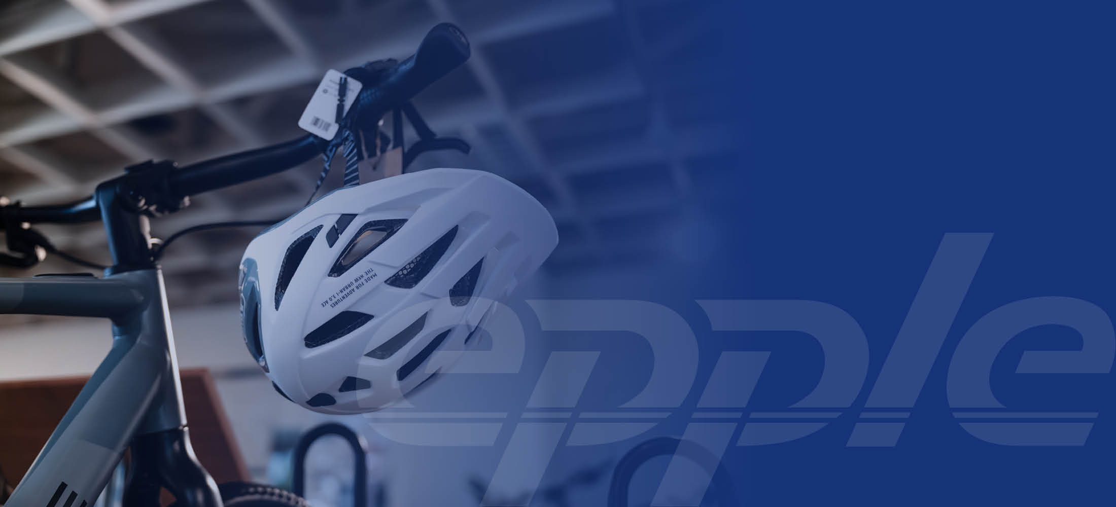 Fahrradhelm hängt am Fahrradlenker