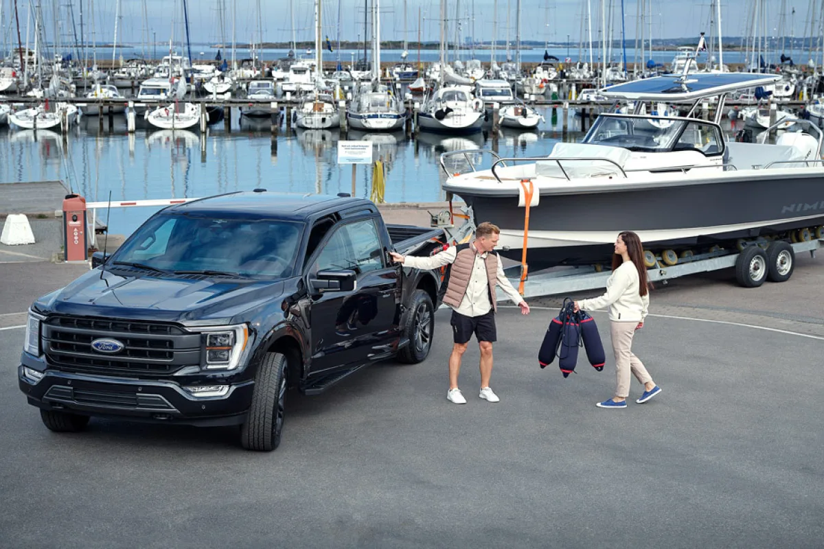 Mann öffnet Fahrerseite eines Ford F-150
