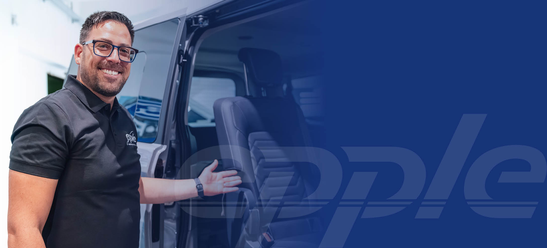 Ford Mitarbeiter stellt Ford Modell vor