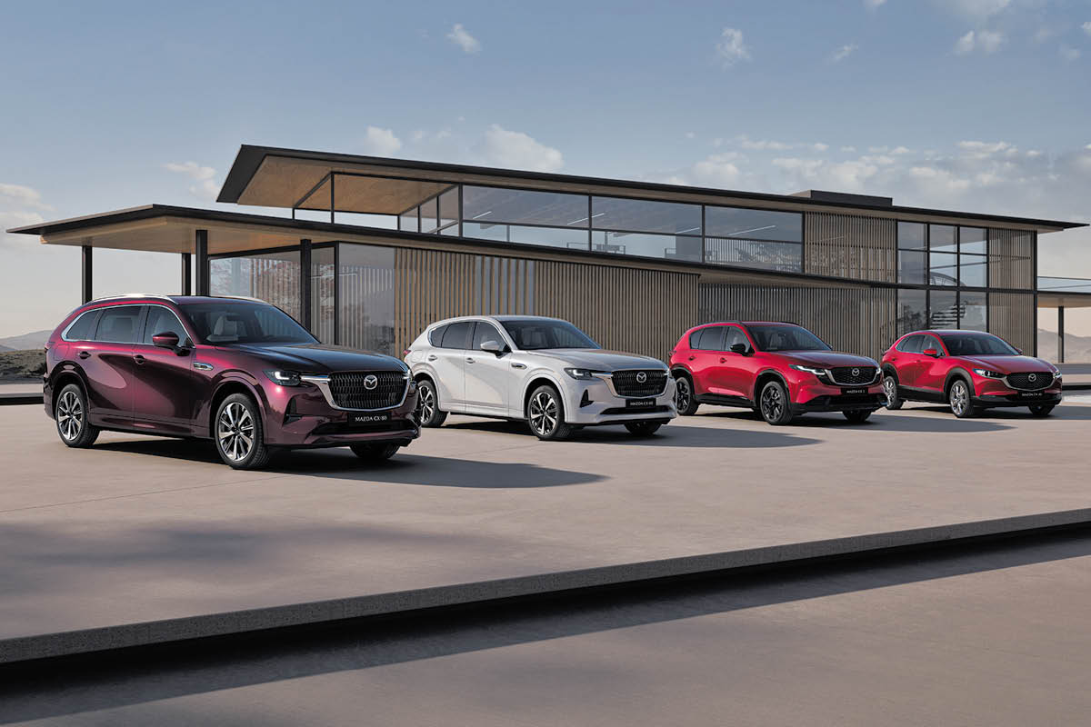 Mazda Modelle stehen vor einem Haus