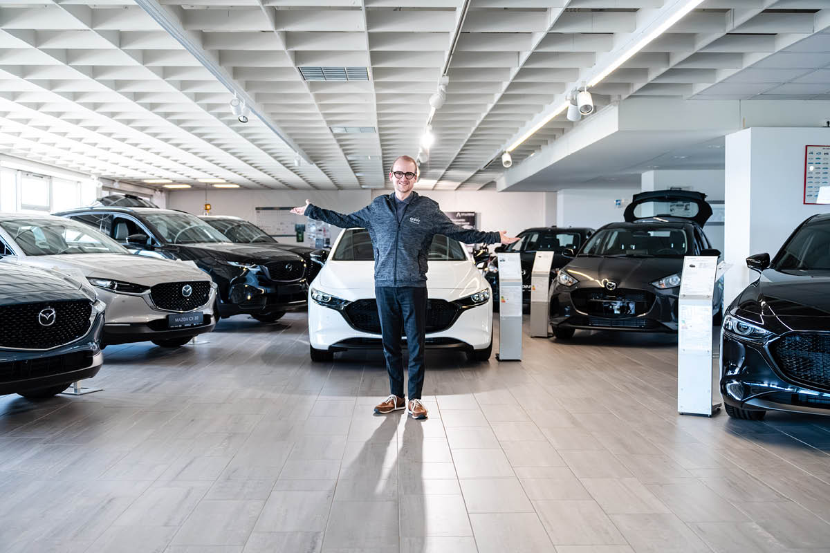 Mitarbeiter von Epple präsentiert Mazda Fahrzeuge