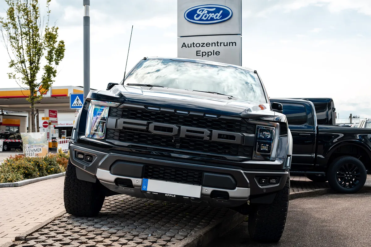 Ford Raptor steht auf dem Bürgersteig vor dem Autohaus Epple