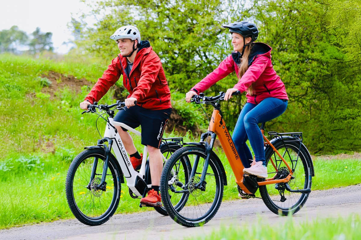 2 Waldbike Fahrer in der Natur