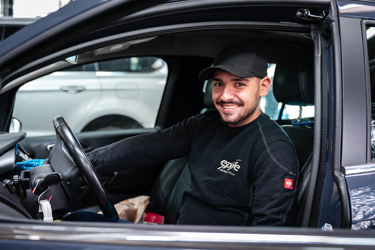 Mitarbeiter sitzt im Auto